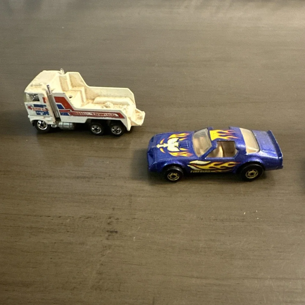 Hot Wheels 1977 Blue '37 Hot Bird Mustang Stage fright Tow Truck Black Wall Lot